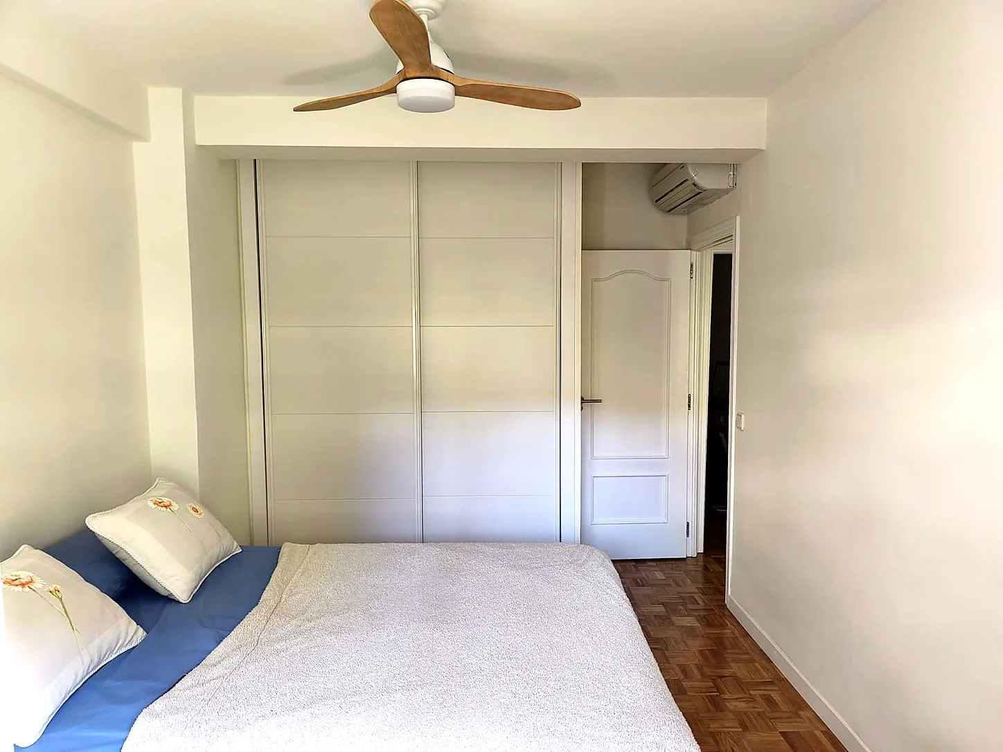 Dormitorio en Leganés con armario empotrado blanco de puertas correderas